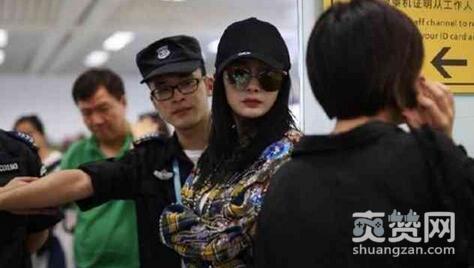 杨幂,杨幂被赶出机场