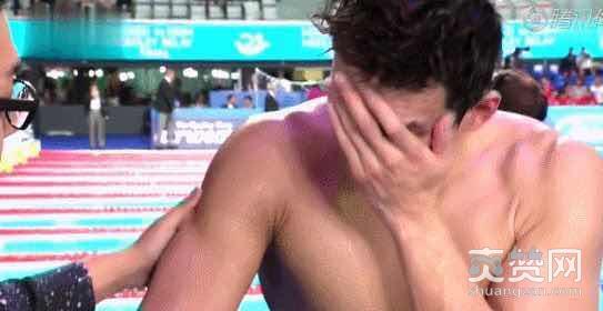 孙杨累哭！丢800自4连冠与记者抱头痛哭：游不动了