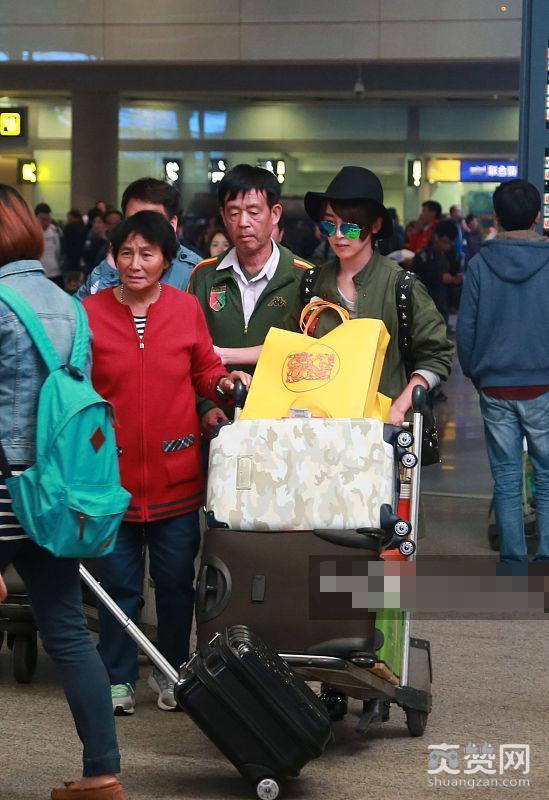 吴京老婆机场接吴京父母，一家人衣着朴实，低调出行