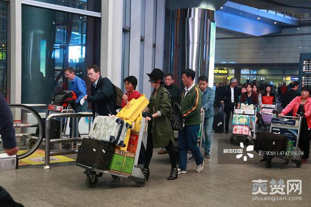 吴京老婆机场接吴京父母，一家人衣着朴实，低调出行
