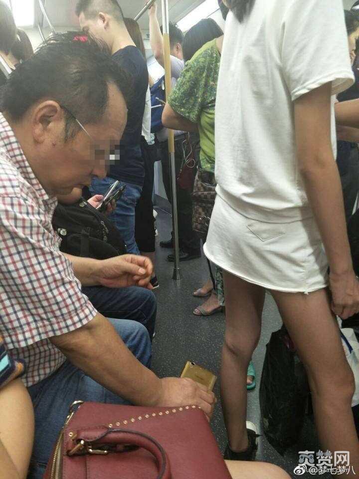 曝武汉地铁恶心男，明目张胆偷拍女子裙底，偷拍他人隐私系犯法行为