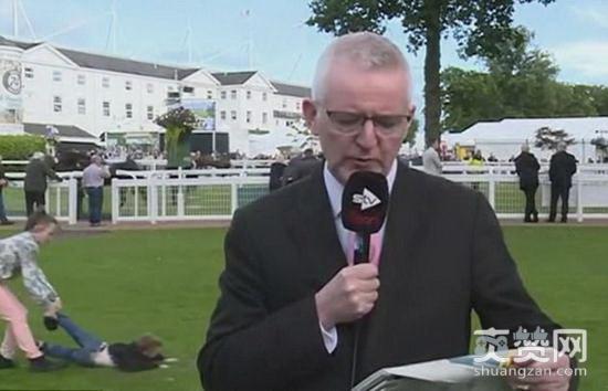 记者直播遭熊孩子乱入 被姐姐霸气拖揍