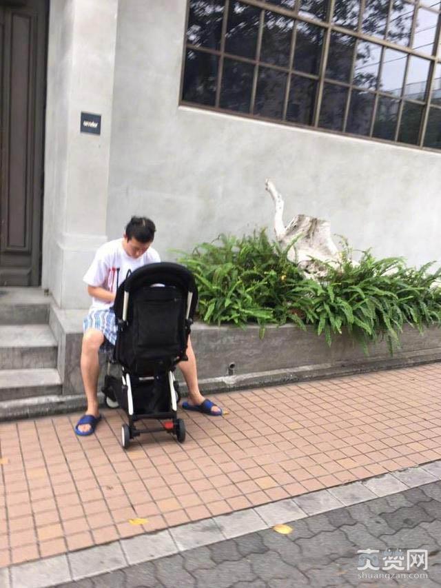 陈冠希穿睡衣拖鞋溜娃，当年的痞子帅哥现在成了暖男爸爸