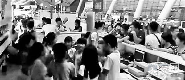 指示孩子闹机场，现在的家长都怎么了？