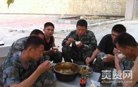 看完《战狼2》吴京在军队训练的生活照，票房100亿都不嫌多