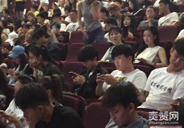 王俊凯开学典礼发飙，怒吼“私生饭”：你们干嘛呢