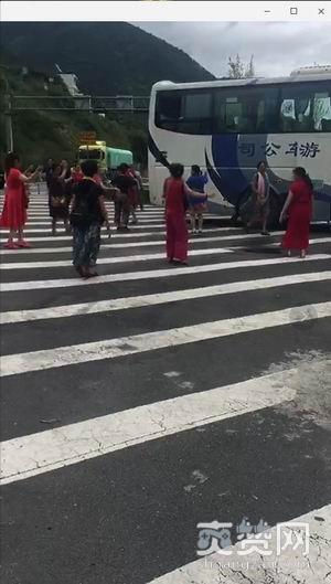 大妈高速跳广场舞，是不是我们对老年人太宽容了？