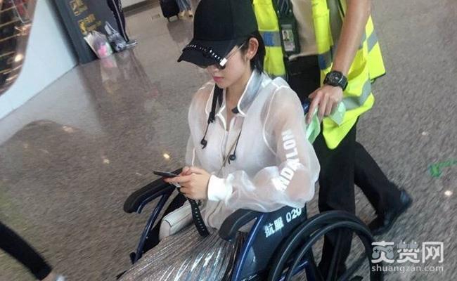 唐艺昕坐轮椅现身，是身体出问题了吗？