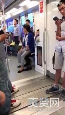 地铁不让座大妈坐腿上 网友直呼：“辣眼睛”