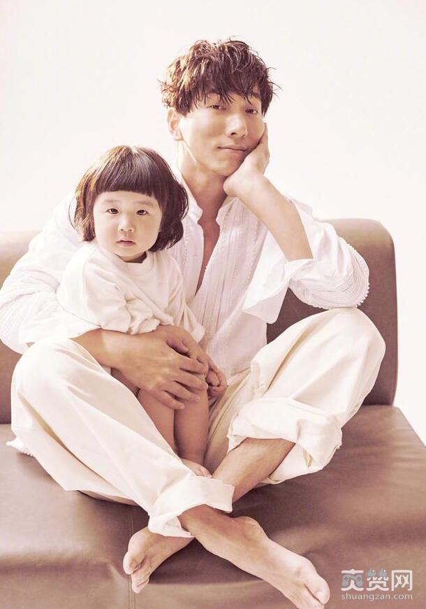 张亮晒女儿萌照，神似Grace